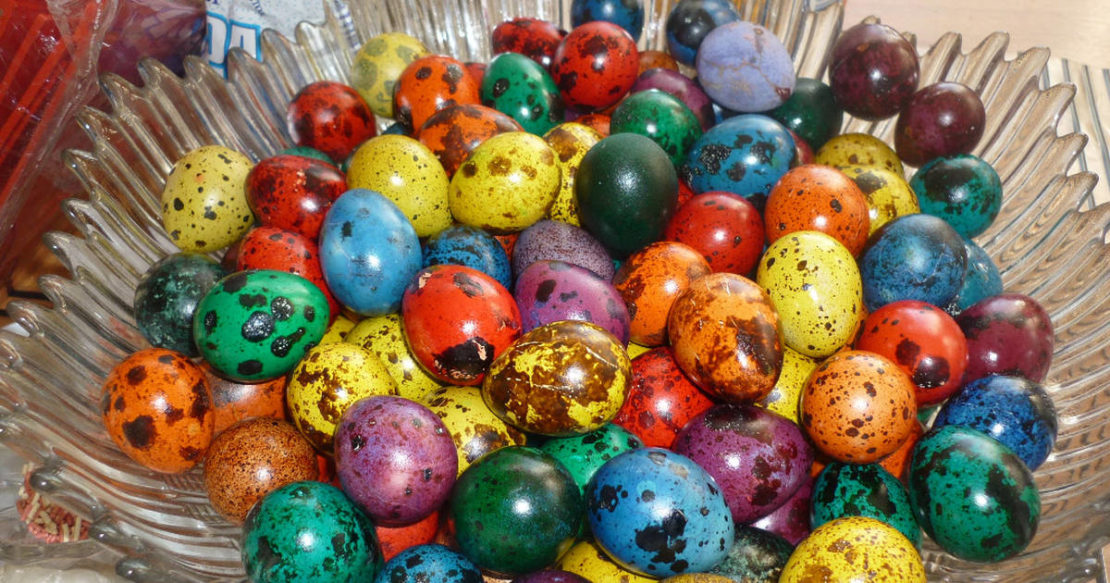 Как покрасить перепелиные яйца