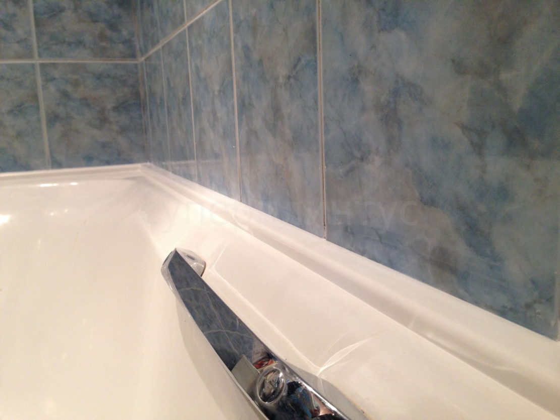 Как заделать щель между ванной и стеной