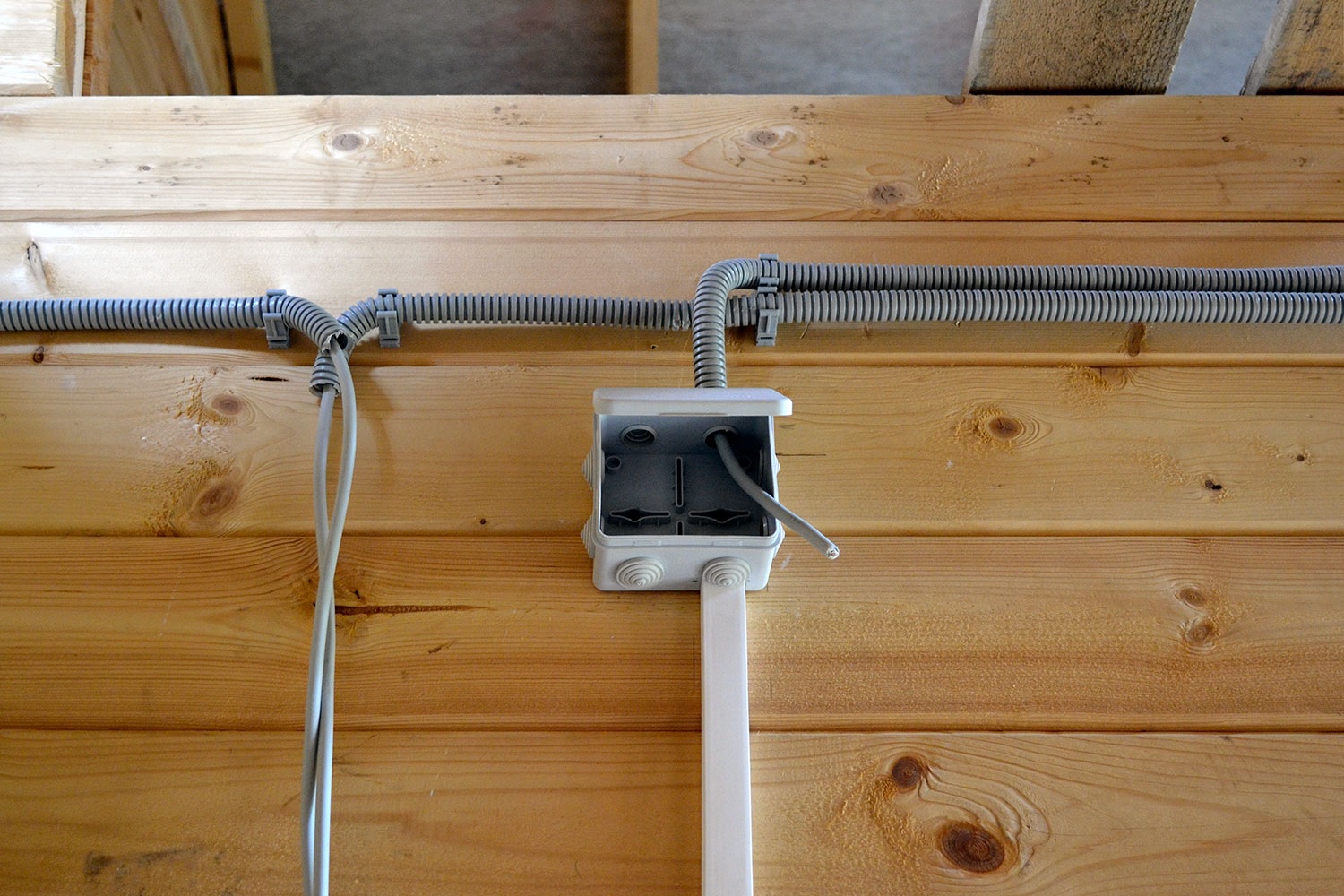 Гофра для электропроводки в деревянном доме