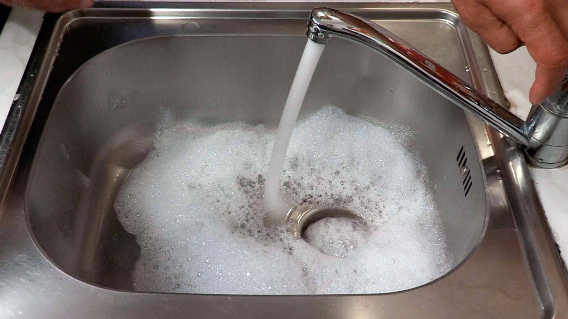 Вливать воду горячую. Сода и уксус для прочистки труб. Сода от засора раковины. Средство для промывки раковины на кухне. Домашние средства для прочистки раковины.