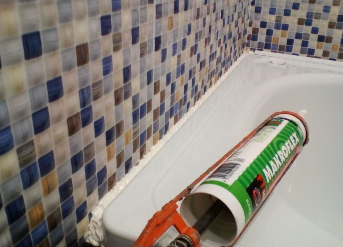Герметизация щели между ванной и стеной