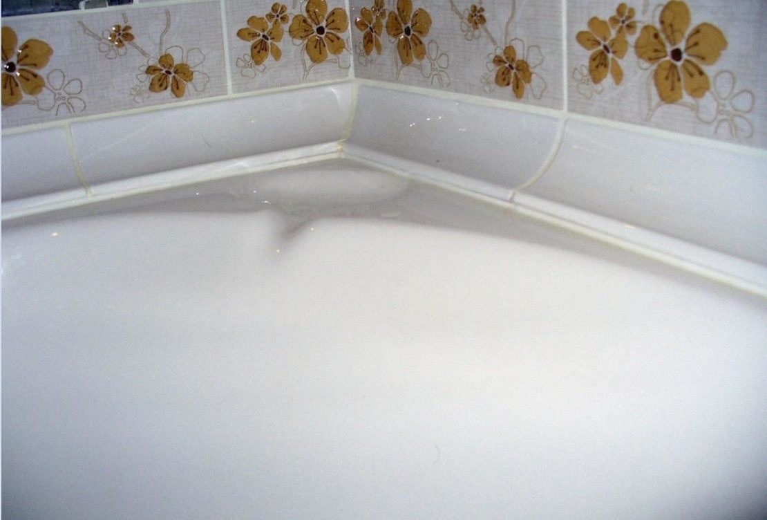 Герметизация щели в ванной керамическим бордюром