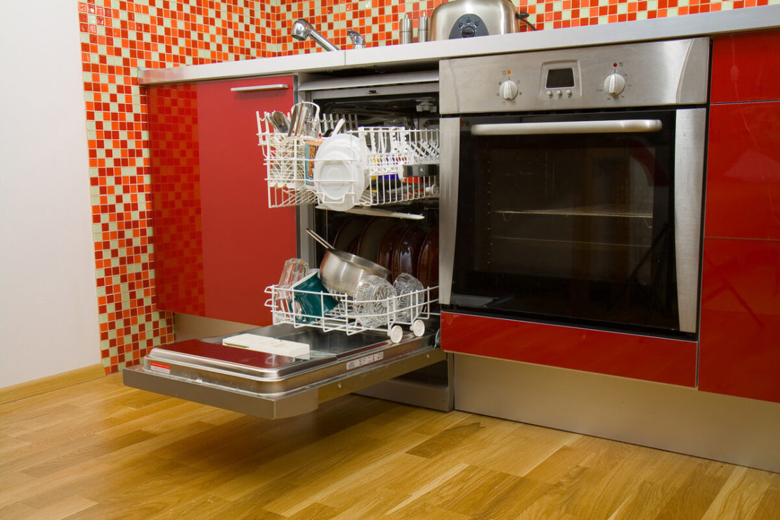 Посудомоечная машинка на кухне