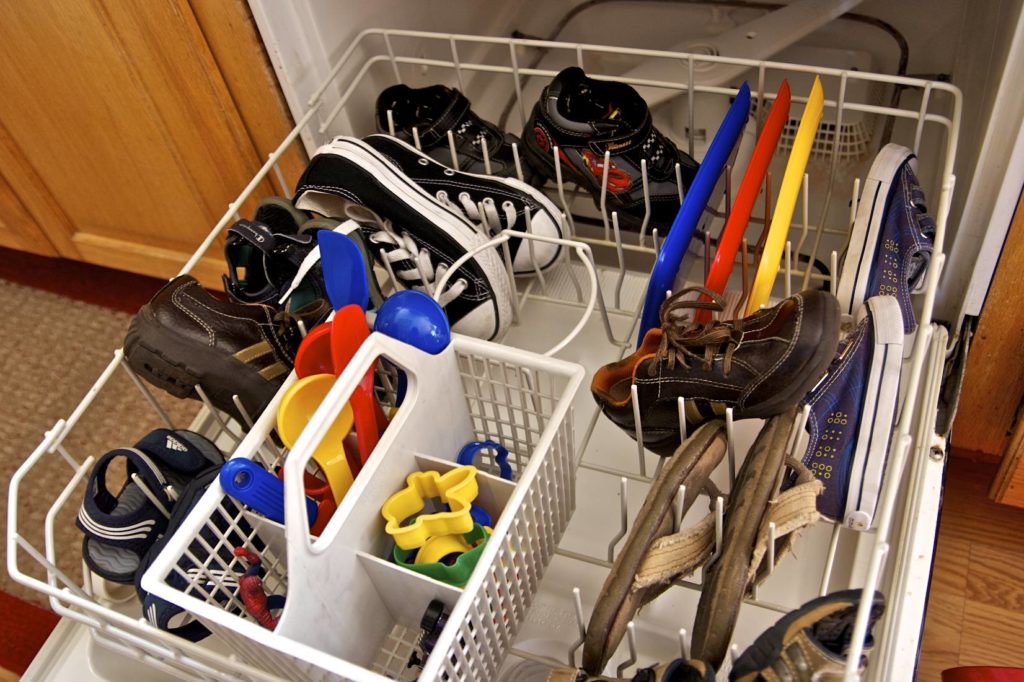 Обувь и игрушки в посудомойке