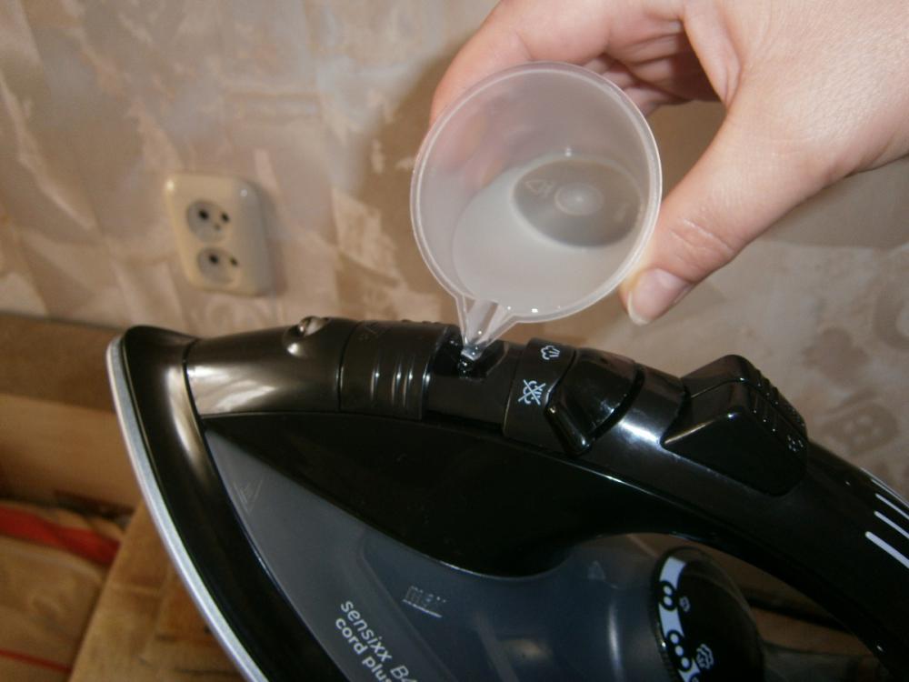 Можно ли заливать дистиллированную воду в утюг с отпаривателем