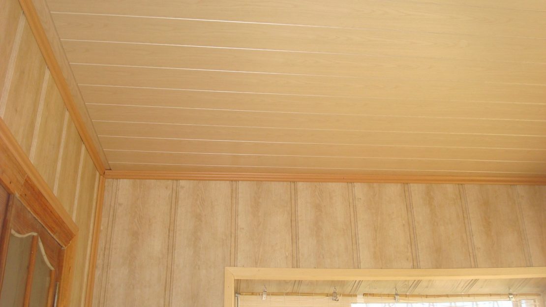 Качественные и недорогие материалы для обшивки стен в доме из дерева