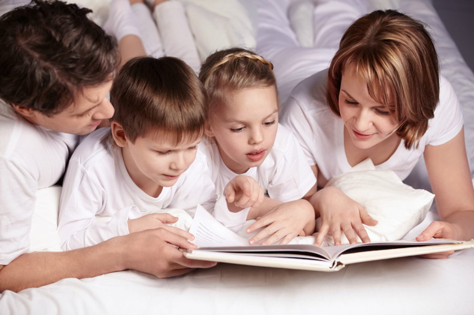 Читаем сказку семьей. Чтение для детей. Семейное чтение. Чтение в семье. Дети и родители вместе.