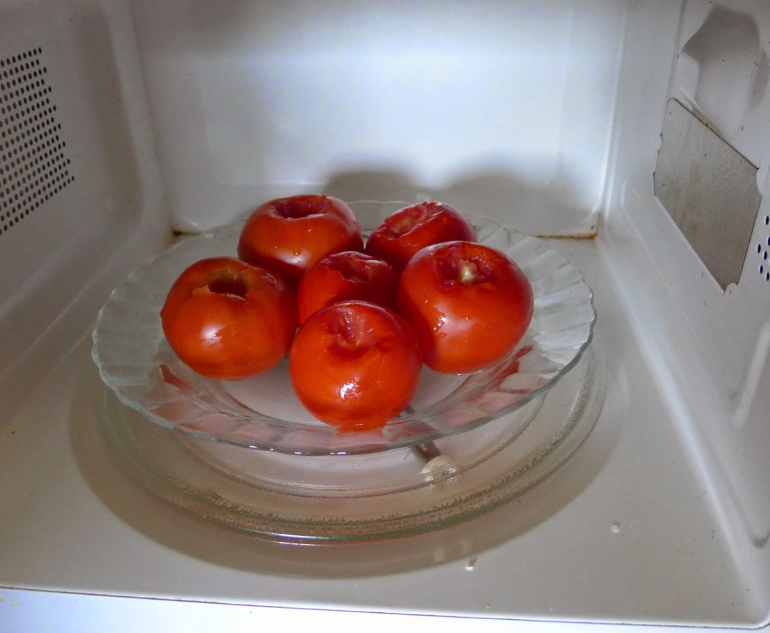 Очистка шкурки с томатов в микроволновке