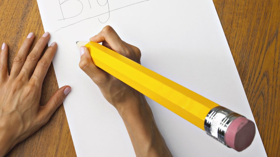 Чем отличается строительный карандаш от канцелярского и способы заточки