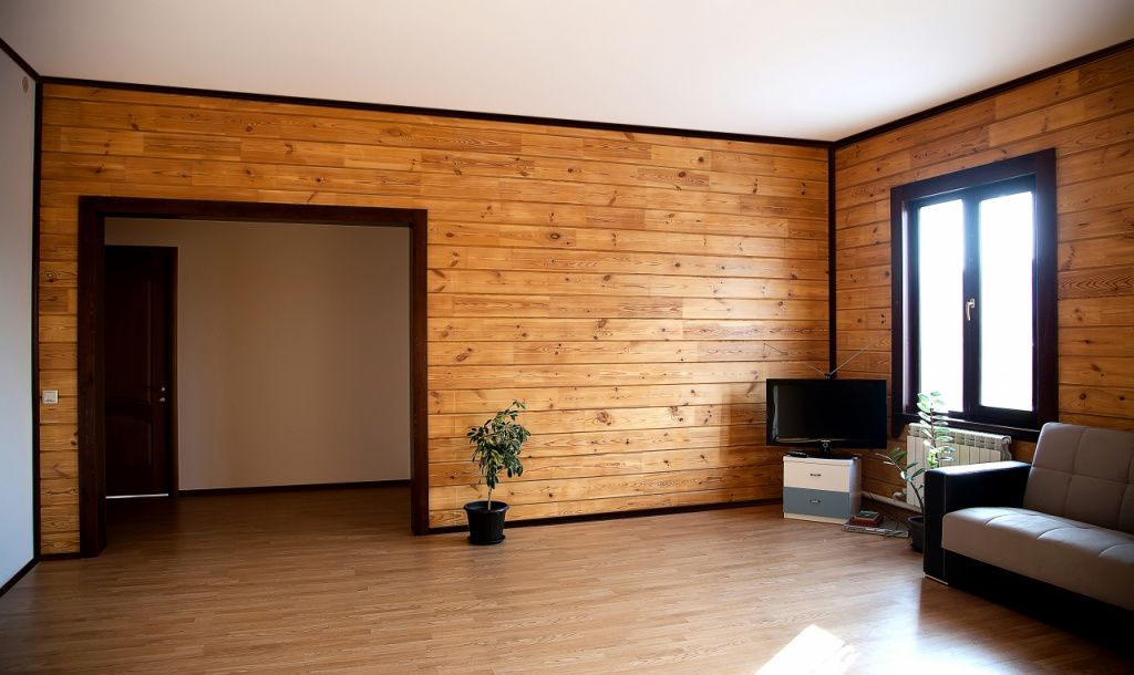 Качественные и недорогие материалы для обшивки стен в доме из дерева