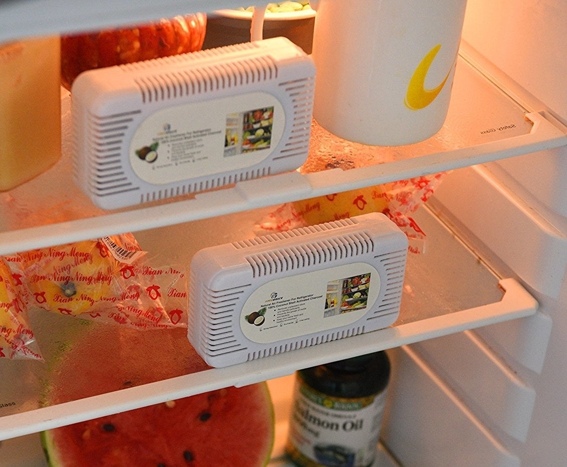Воняет холодильник. Удалитель запаха из холодильника. Плесень в холодильнике. Избавиться от запаха в холодильнике. Вонючка для холодильника.