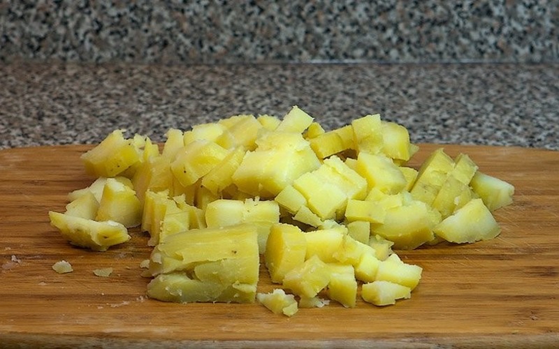 Как варят картофель для салата Оливье