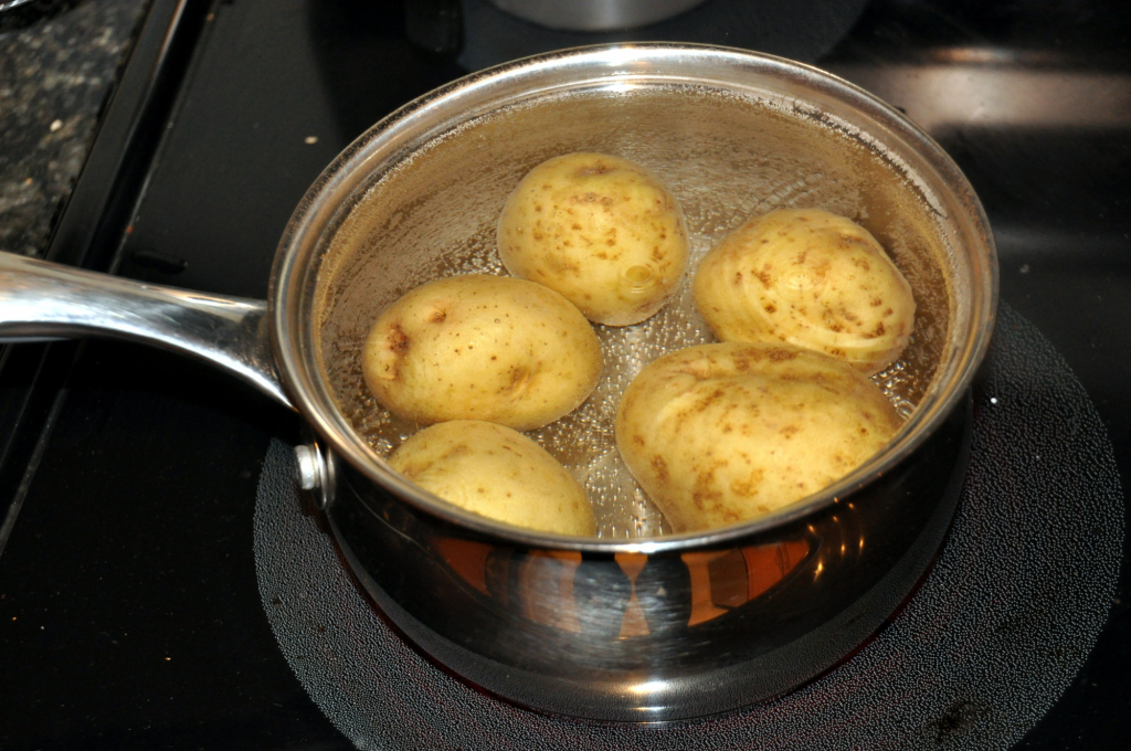 сколько варить картофель в мундире