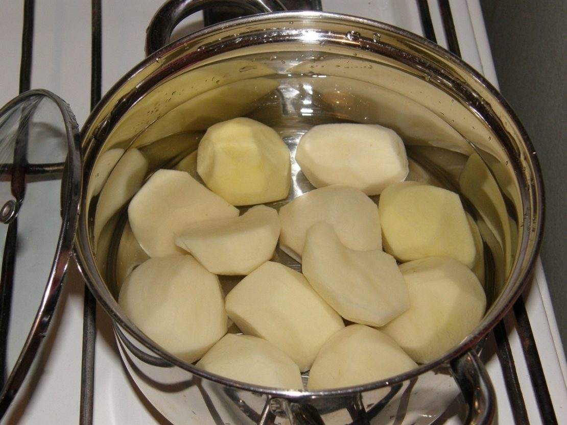 Как варят очищенный картофель